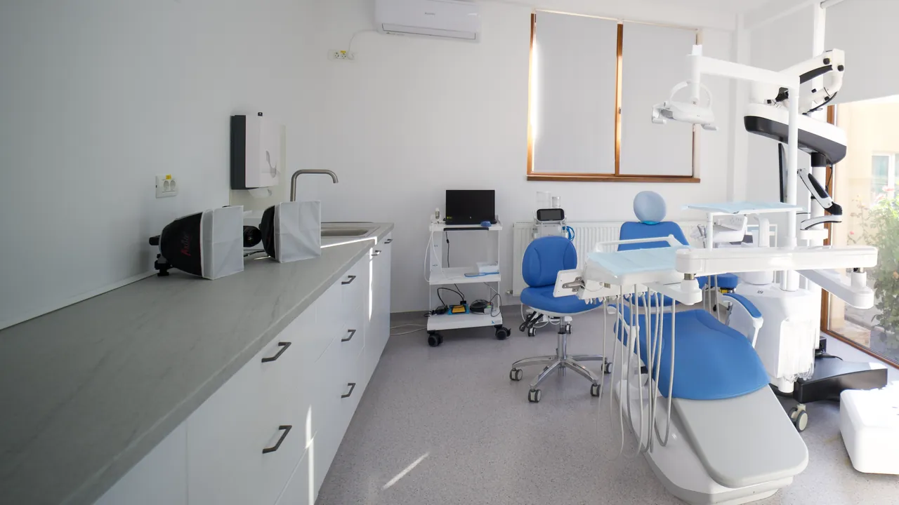 Cabinet stomatologic luminos, cu unit dentar și microscop, lângă fereastră