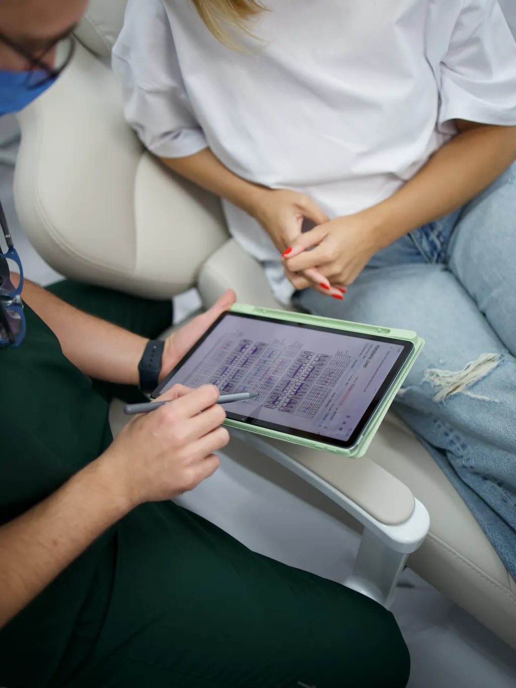 Fișa dentară pe tabletă, arătată pacientei în timpul consultului