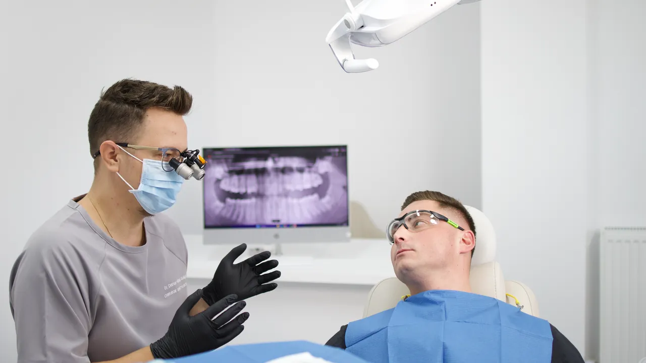 Radiografie panoramică pe monitor, discutată cu pacientul în cabinet