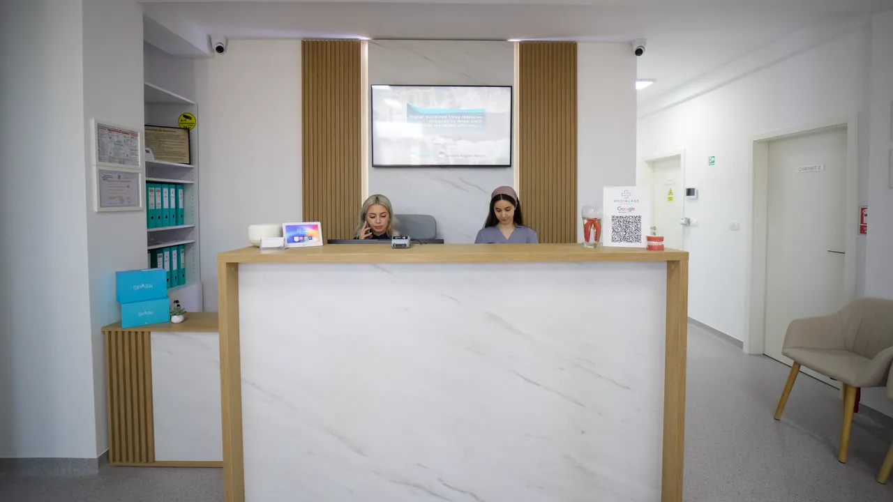 Biroul de recepție Mediklass, cu scaunele de așteptare în dreapta